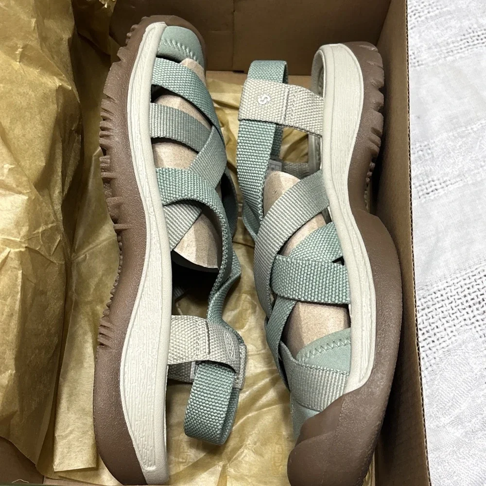 New With Box Keen Women's Whisper Sandals Lily Pad/ Plaza Taupe Sz 6.5 102